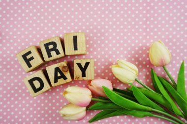 Cuma alfabesi harfleri ile Lale çiçek buketi pembe polka dot arka plan üzerinde