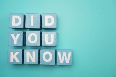 Üstten görünüm düz mavi arka plan üzerinde yatıyordu mavi yapı taşları ile sen KHOW'da yaptım