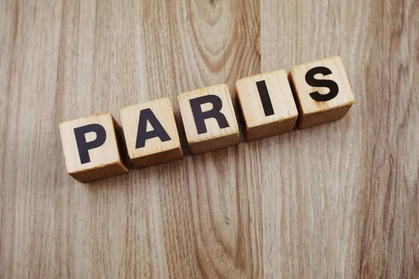 巴黎词字母字母在木背景 — 图库照片