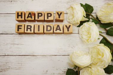 Merhaba Cuma alfabesi harfleri ile ahşap arka plan üzerinde Şakayık Çiçeği