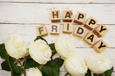 mutlu Cuma alfabesi harfleri ile ahşap arka plan üzerinde Şakayık Çiçeği