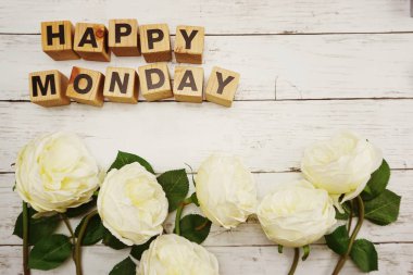 mutlu Pazartesi alfabesi harfleri ile ahşap arka plan üzerinde Şakayık Çiçeği