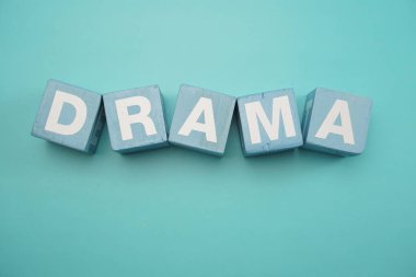 Küpleri alfabesi harfleri mavi arka plan ile oluşturulan drama kelime