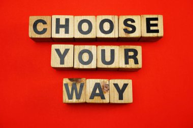 küpleri alfabesi harfleri kırmızı arka plan ile oluşturulan yol söz seçin