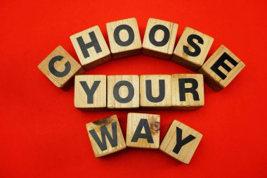 küpleri alfabesi harfleri kırmızı arka plan ile oluşturulan yol söz seçin