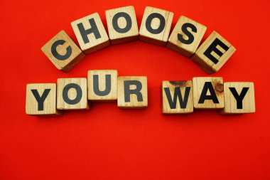 küpleri alfabesi harfleri kırmızı arka plan ile oluşturulan yol söz seçin