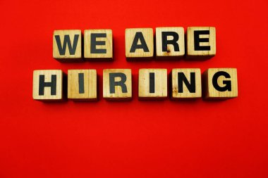 Küpleri alfabesi harfleri kırmızı arka plan ile oluşturulan word işe vardır