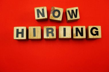 Şimdi kelime Kiralama küpleri ile alfabesinde geçerli olan harfleri kırmızı zemin üzerine oluşturulan