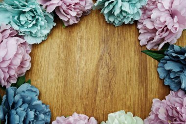 çiçek sınır çerçeve ahşap arka plan üzerinde