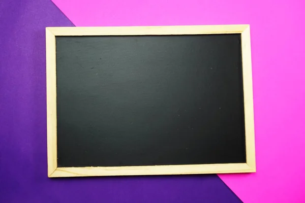 フラット ピンクと紫色の背景に空の黒板を置く — ストック写真