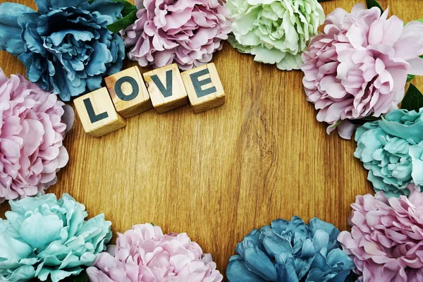 情人节概念爱字母表与花在木背景 — 图库照片