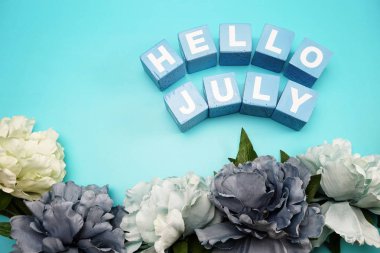 Merhaba Temmuz alfabesi harfi mavi zemin üzerine