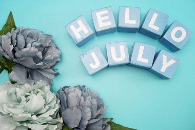 Merhaba Temmuz alfabesi harfi mavi zemin üzerine