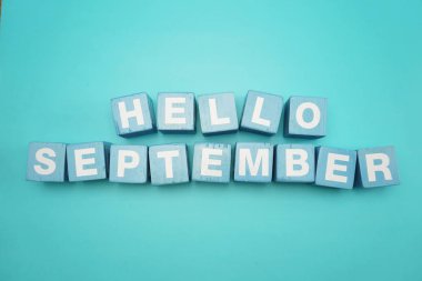 Merhaba Eylül alfabesi harfi mavi zemin üzerine