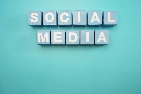 Social Media Parola Creata Con Cubi Lettere Alfabeto Sfondo Blu — Foto Stock