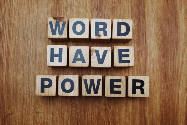 単語には木製の背景にパワーアルファベットの文字があり — ストック写真