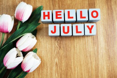 Merhaba Temmuz Beyaz Lale çiçek kokulu üst görünümden ahşap arka plan üzerinde