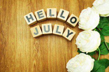 ahşap arka plan üzerinde Hello Temmuz beyaz şakayık çiçekleri buketi ile üstten görünüm