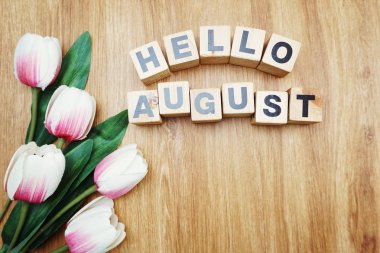 yapay pembe Lale çiçek ahşap arka plan üzerinde Ağustos Merhaba