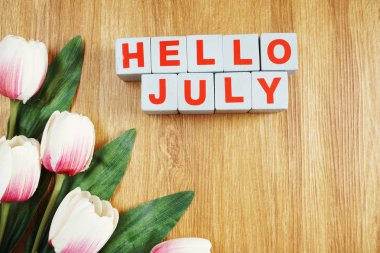 Merhaba Temmuz Beyaz Lale çiçek kokulu üst görünümden ahşap arka plan üzerinde