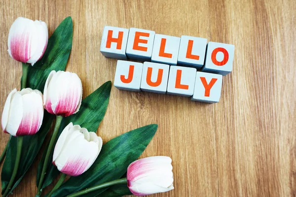 Hej Juli Med Konstgjorda Rosa Tulpan Blomma Trä Bakgrund — Stockfoto