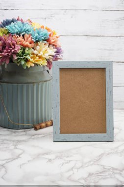 papatya çiçeği ile alan ahşap fotoğraf çerçeve arka plan