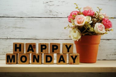 Mutlu Pazartesi haber ışıklı güllü çiçek buketi ahşap arka plan üzerinde