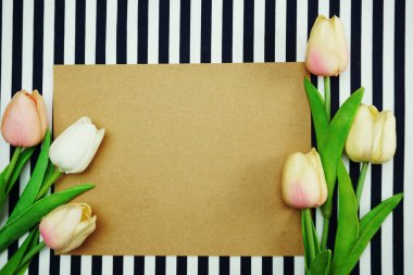 Lale çiçek buketi alanı kopyası üzerinde mavi ve beyaz çizgili arka plan ile