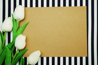 Beyaz Lale çiçek buketi alanı kopyası üzerinde mavi ve beyaz çizgili arka plan ile