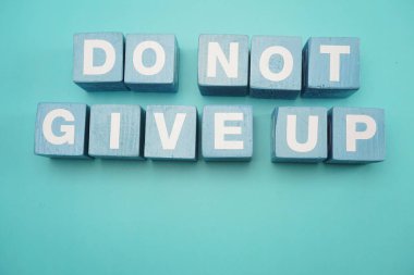 Ahşap küpleri ile harf alfabe mavi zemin üzerine yapılan sözcüğü vermeyin