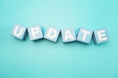 alfabe harfleri üstten görünüm ahşap arka plan üzerinde güncelleme