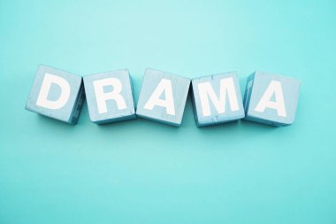 Küpleri alfabesi harfleri mavi arka plan ile oluşturulan drama kelime