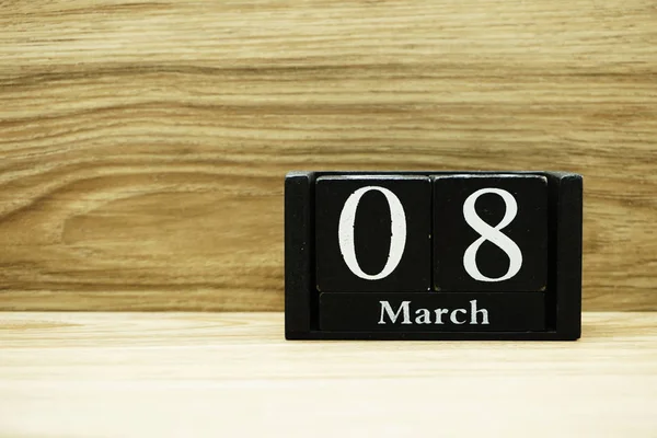 Perempuan Hari Maret Dengan Kalender Blok Kayu — Stok Foto