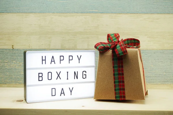 ライト ボックスとギフト ボックス プレゼント幸せなボクシング — ストック写真