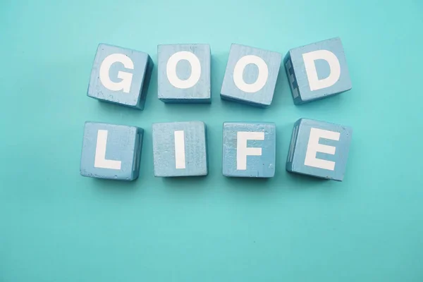 Dobre Życie Stworzone Kostki Litery Alfabetu Niebieskim Tle — Zdjęcie stockowe