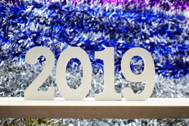 Mutlu yeni yıl 2019 tahta numarası parlak tinsel zemin üzerine