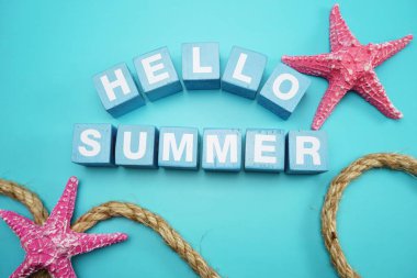 Merhaba yaz Alfabe harf ve mavi arka plan üzerinde renkli deniz yıldızı dekorasyon