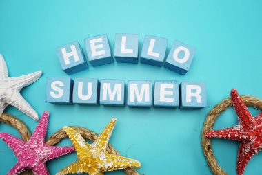 Merhaba yaz Alfabe harf ve mavi arka plan üzerinde renkli deniz yıldızı dekorasyon