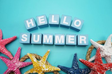 Merhaba yaz Alfabe harf ve mavi arka plan üzerinde renkli deniz yıldızı dekorasyon