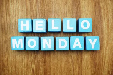 Pazartesi alfabesi harfleri alanı kopyası üzerinde ahşap arka plan ile Merhaba