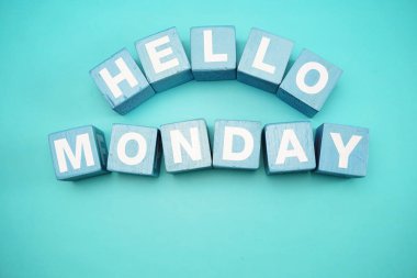 Pazartesi alfabesi harfleri alanı kopyası üzerinde mavi arka plan ile Merhaba