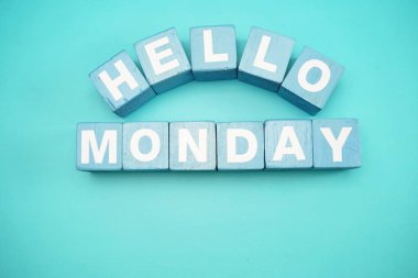 Pazartesi alfabesi harfleri alanı kopyası üzerinde mavi arka plan ile Merhaba