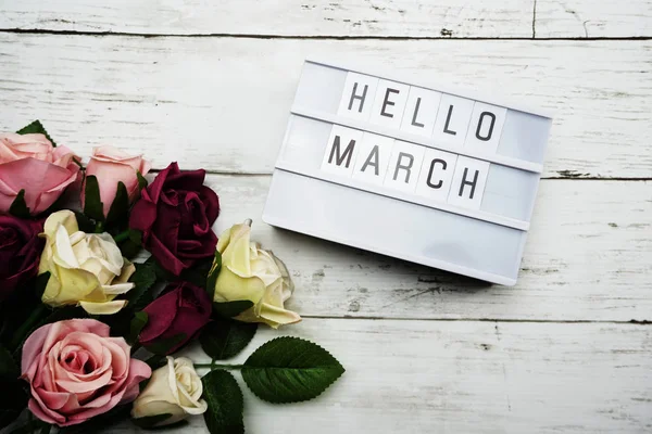 안녕하세요 알파벳 라이트 박스와 꽃다발 — 스톡 사진