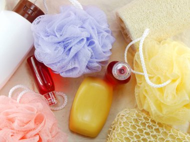 Spa aksesuarları şampuan sabun ve duş krem banyo ürünleri ile temizlik