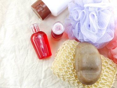 Spa aksesuarları şampuan sabun ve duş krem banyo ürünleri ile temizlik