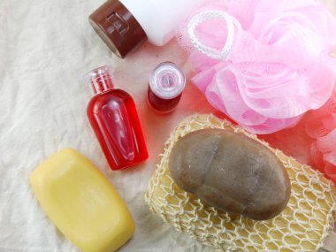 Spa aksesuarları şampuan sabun ve duş krem banyo ürünleri ile temizlik