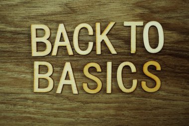 geri okul metin alfabesinde geçerli olan harfleri için ahşap arka plan üzerinde