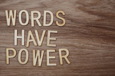 Kelimeler var güç alfabesinde geçerli olan harfleri ahşap arka plan iş kavramı üzerinde