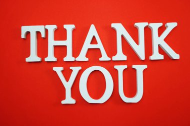 Teşekkür ederim alfabesi harfleri kırmızı zemin üzerine