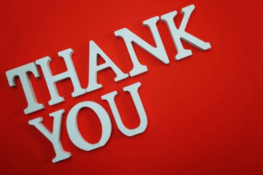 Teşekkür ederim alfabesi harfleri kırmızı zemin üzerine